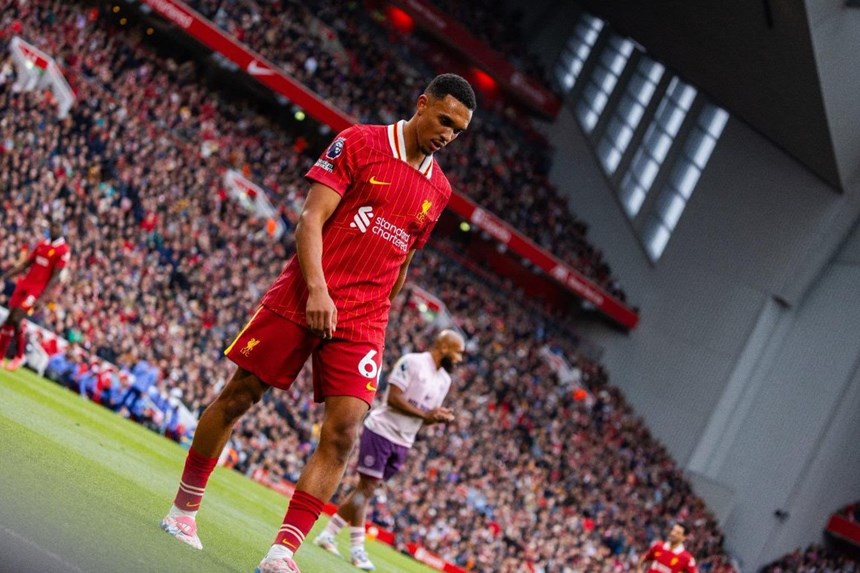 Bị thay ra sớm, Trent Alexander-Arnold bất ngờ phản ứng với HLV Liverpool - ảnh 1